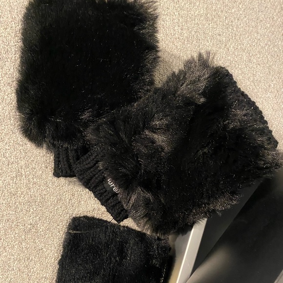 Surell 2-Piece Faux Fur Fingerless Mittens & Phone Wristlet Set #37 - Picture 3 of 5